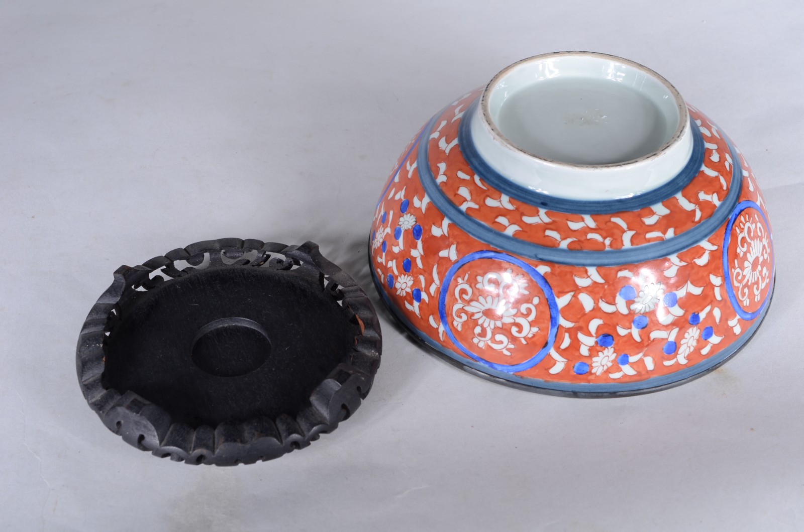 Bowl de porcelana oriental ao gosto Imari, base de madeira. - foto 6 de 6