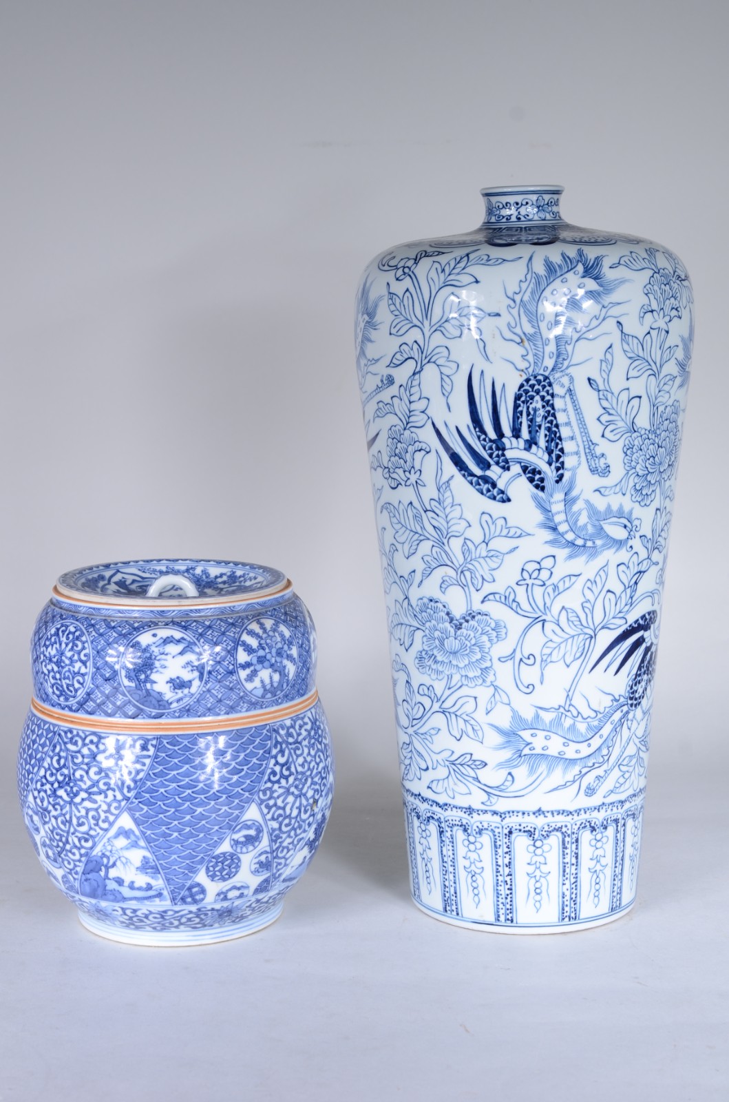 Duas peças de porcelana oriental, sendo um vaso com furo no fundo e... - foto 1 de 9