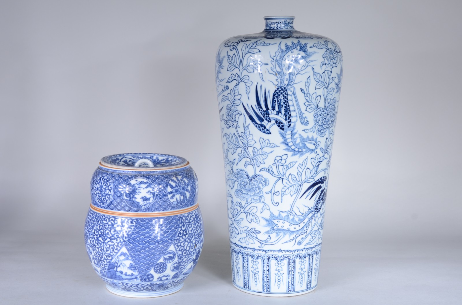 Duas peças de porcelana oriental, sendo um vaso com furo no fundo e... - foto 2 de 9