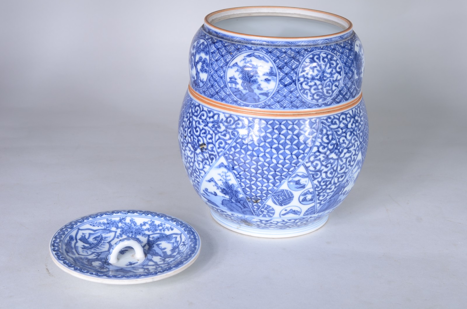 Duas peças de porcelana oriental, sendo um vaso com furo no fundo e... - foto 5 de 9