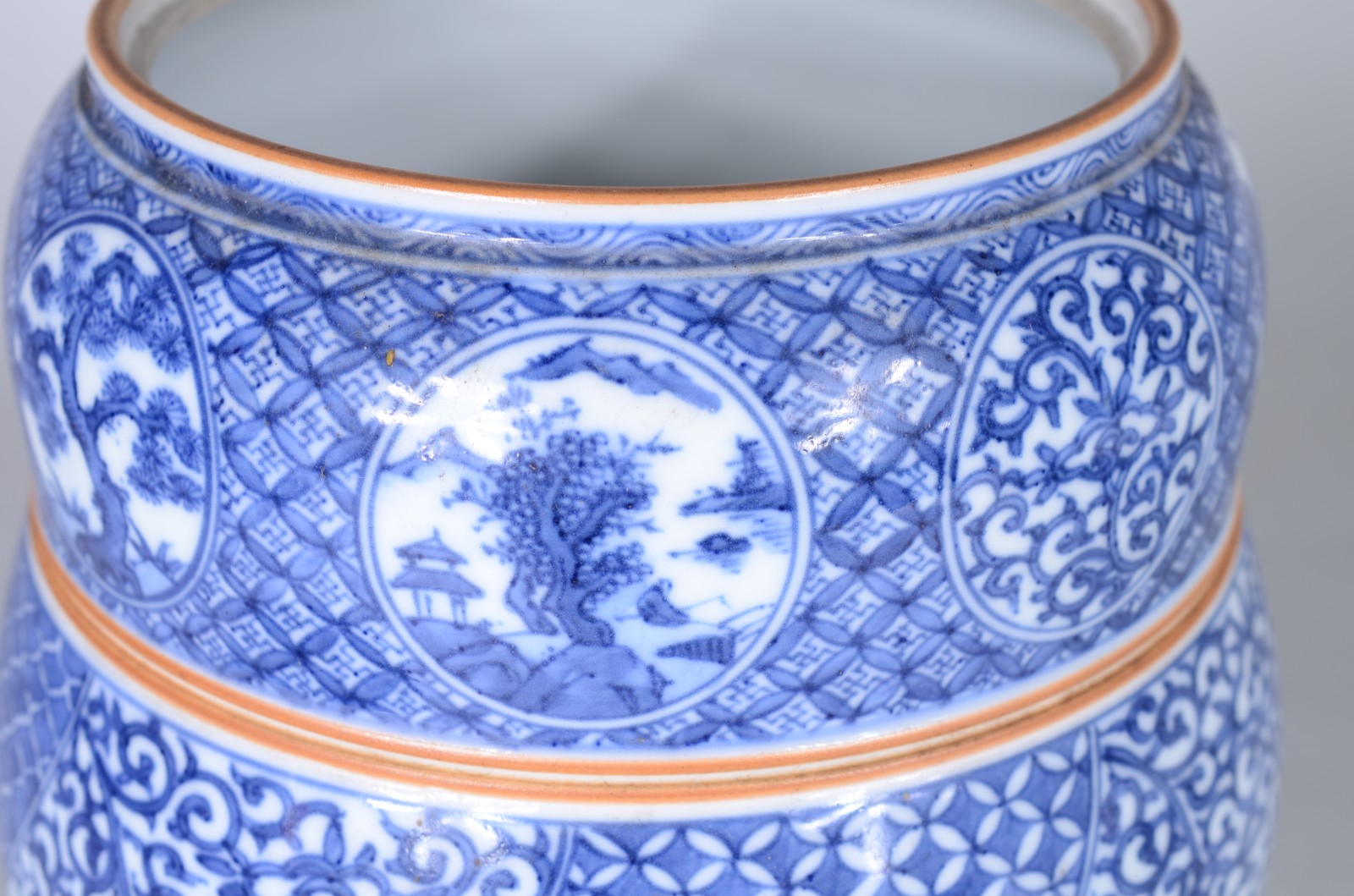 Duas peças de porcelana oriental, sendo um vaso com furo no fundo e... - foto 6 de 9