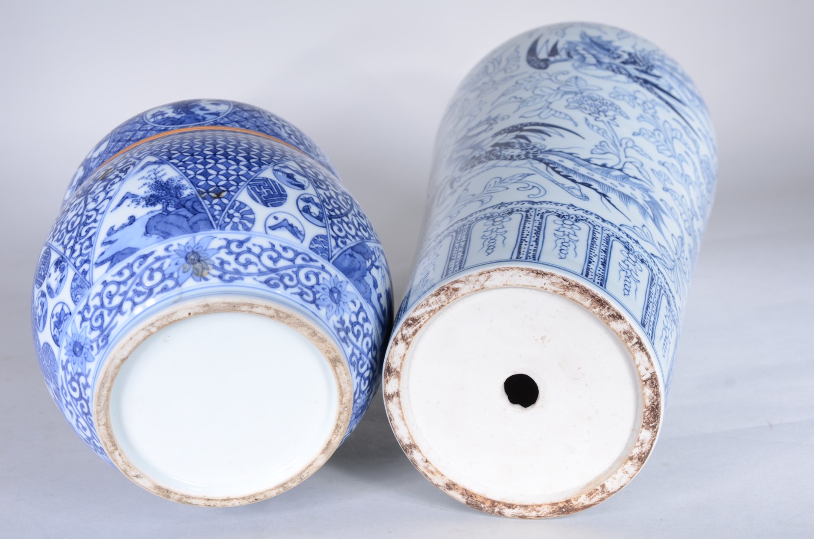 Duas peças de porcelana oriental, sendo um vaso com furo no fundo e... - foto 8 de 9