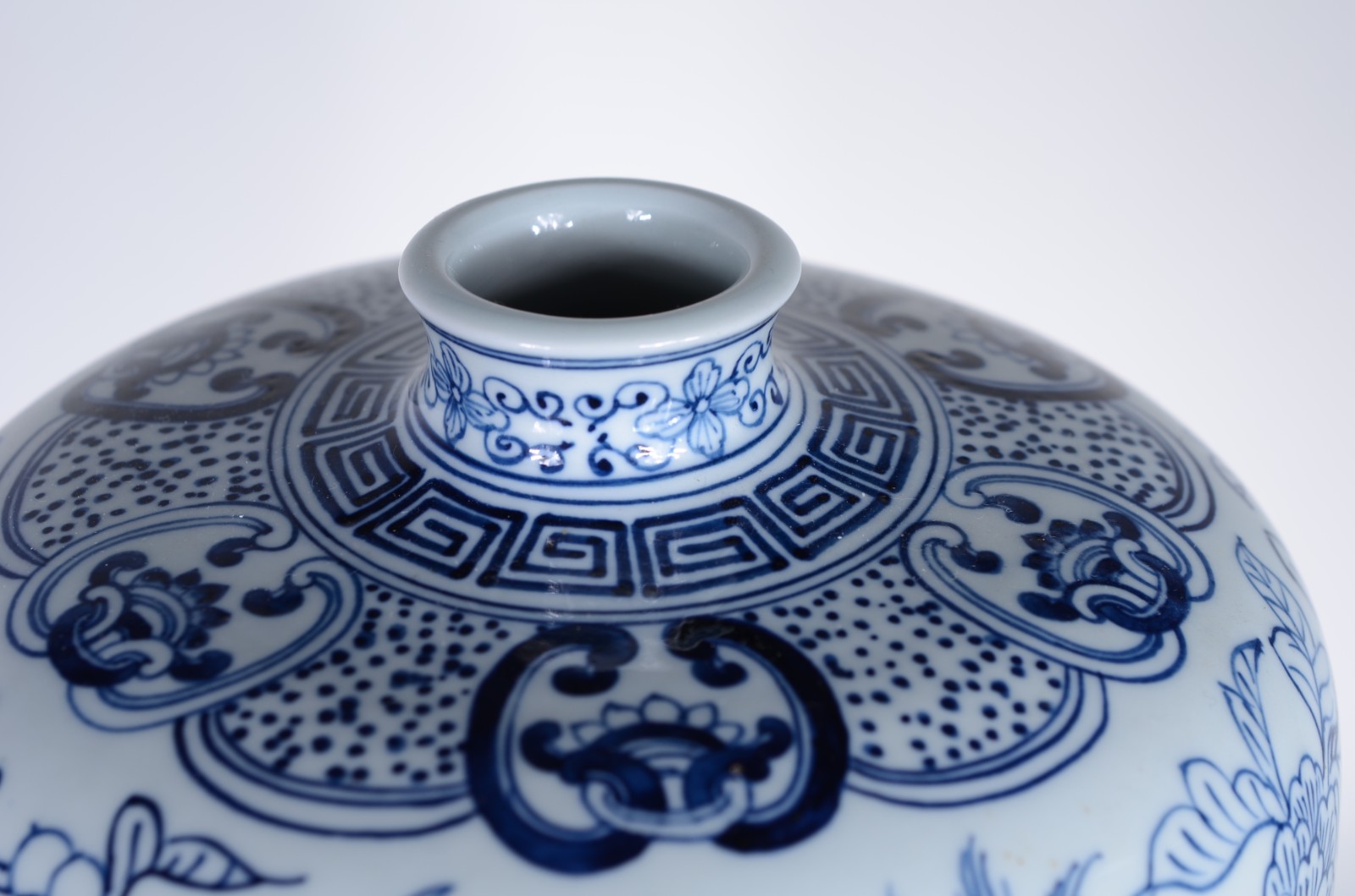Duas peças de porcelana oriental, sendo um vaso com furo no fundo e... - foto 9 de 9