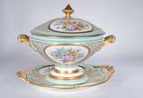 Sèvres (1740),  - Sopeira com presentoir de porcelana francesa de Sevrés em policromia floral sobre fundo verde água e realces dourados. Pequenos desgastes na pintura.