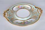 Sèvres (1740),  - Sopeira com presentoir de porcelana francesa de Sevrés em policromia floral sobre fundo verde água e realces dourados. Pequenos desgastes na pintura.
