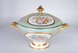 Sèvres (1740),  - Sopeira com presentoir de porcelana francesa de Sevrés em policromia floral sobre fundo verde água e realces dourados. Pequenos desgastes na pintura.