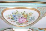 Sèvres (1740),  - Sopeira com presentoir de porcelana francesa de Sevrés em policromia floral sobre fundo verde água e realces dourados. Pequenos desgastes na pintura.