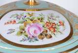 Sèvres (1740),  - Sopeira com presentoir de porcelana francesa de Sevrés em policromia floral sobre fundo verde água e realces dourados. Pequenos desgastes na pintura.