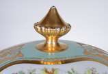 Sèvres (1740),  - Sopeira com presentoir de porcelana francesa de Sevrés em policromia floral sobre fundo verde água e realces dourados. Pequenos desgastes na pintura.