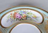 Sèvres (1740),  - Sopeira com presentoir de porcelana francesa de Sevrés em policromia floral sobre fundo verde água e realces dourados. Pequenos desgastes na pintura.