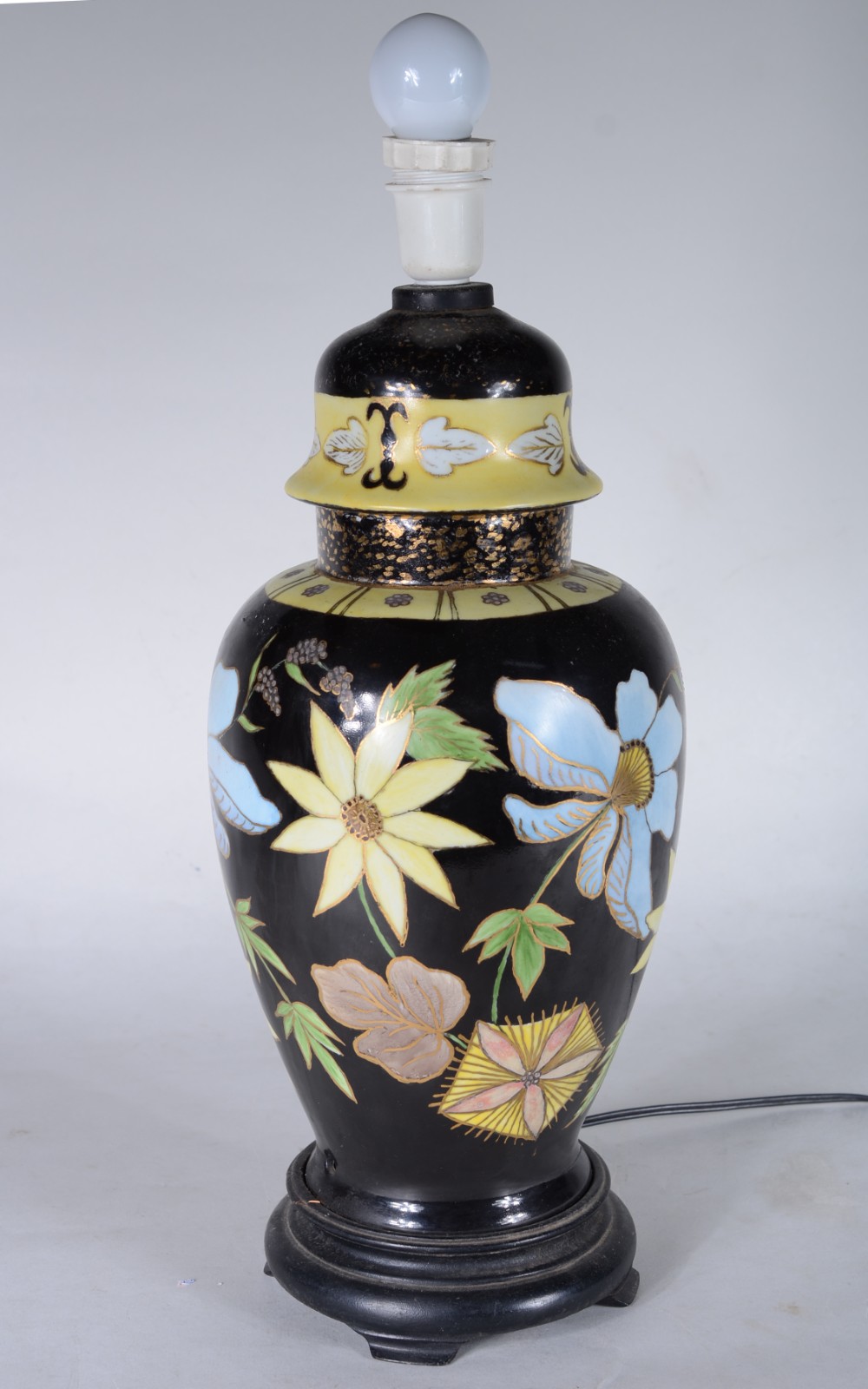 Abatjour de porcelana na forma de potiche, decorado com flores em... - foto 1 de 2