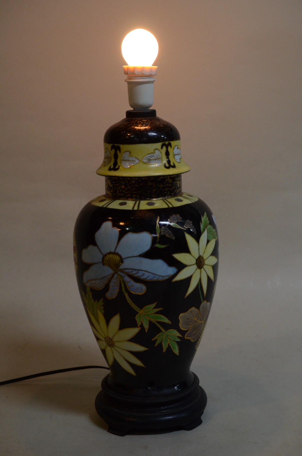 Abatjour de porcelana na forma de potiche, decorado com flores em... - foto 2 de 2