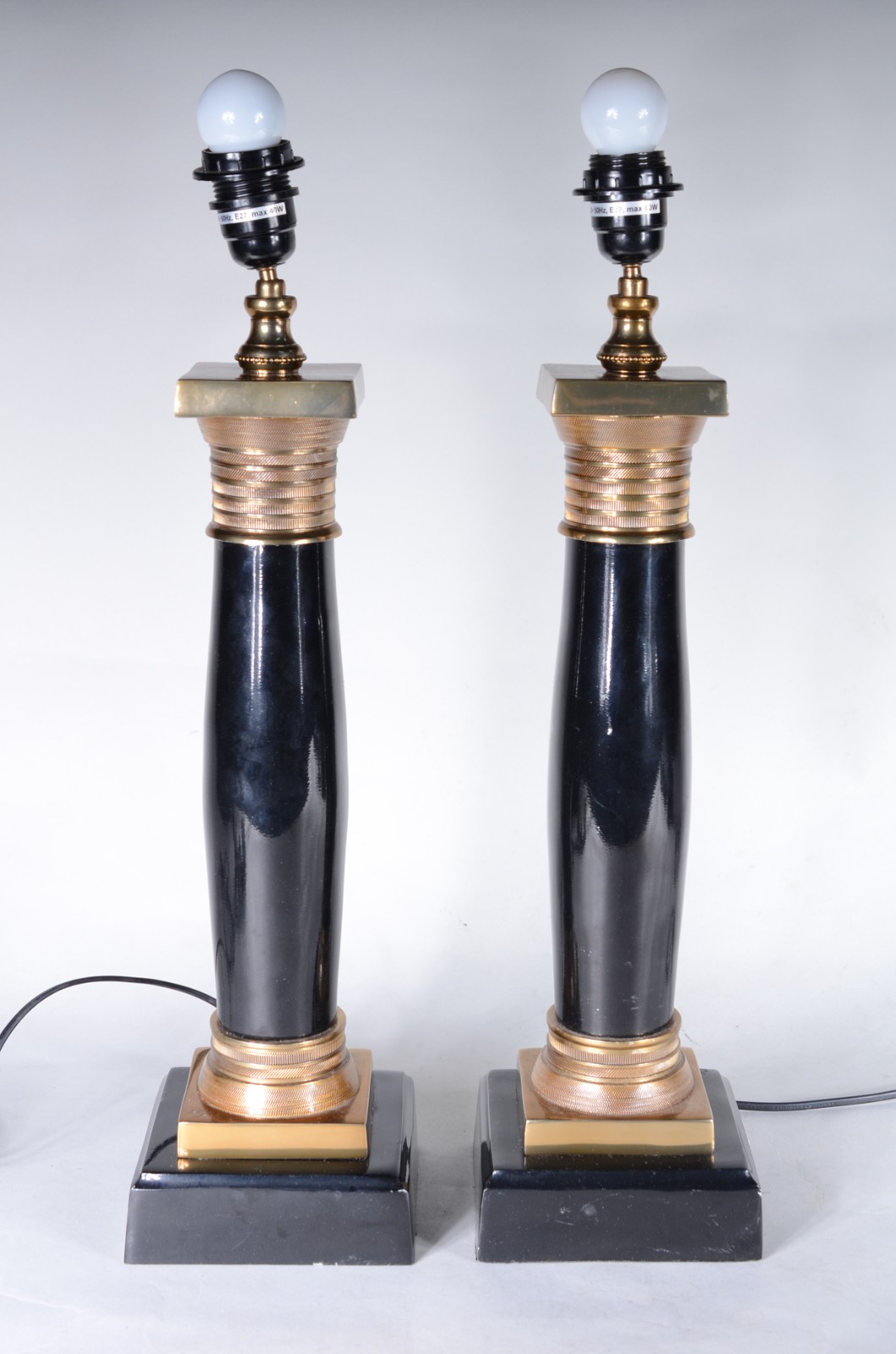 Par de abatjoures em metal preto e dourado, marca espanhola Artelore. - foto 1 de 5