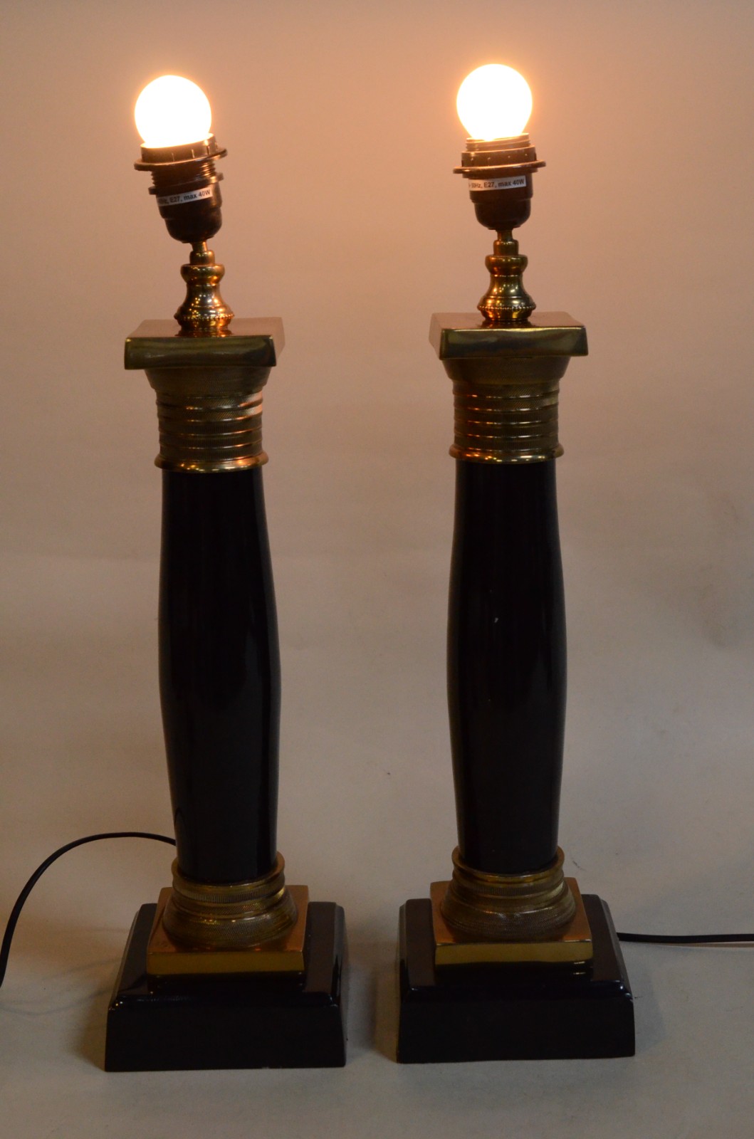 Par de abatjoures em metal preto e dourado, marca espanhola Artelore. - foto 2 de 5