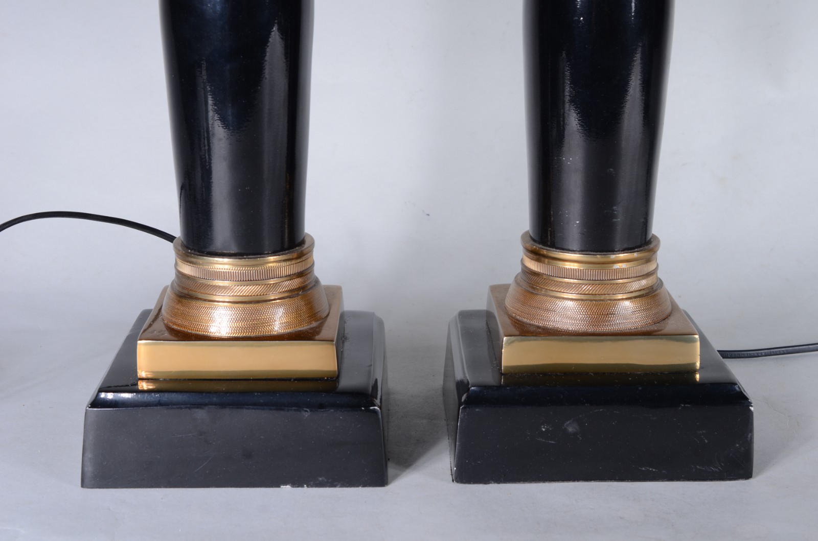 Par de abatjoures em metal preto e dourado, marca espanhola Artelore. - foto 4 de 5
