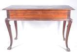 Mesa de madeira nobre com gavetão entalhado, sa... - Mesa de madeira nobre com gavetão entalhado, saia recortada e pernas ligeiramente recurvas (folheado do tampo descascando).