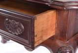 Mesa de madeira nobre com gavetão entalhado, sa... - Mesa de madeira nobre com gavetão entalhado, saia recortada e pernas ligeiramente recurvas (folheado do tampo descascando).