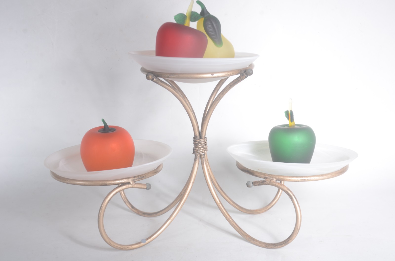 Fruteira/centro de mesa com armação de metal dourado e tres pratos de... - foto 1 de 3