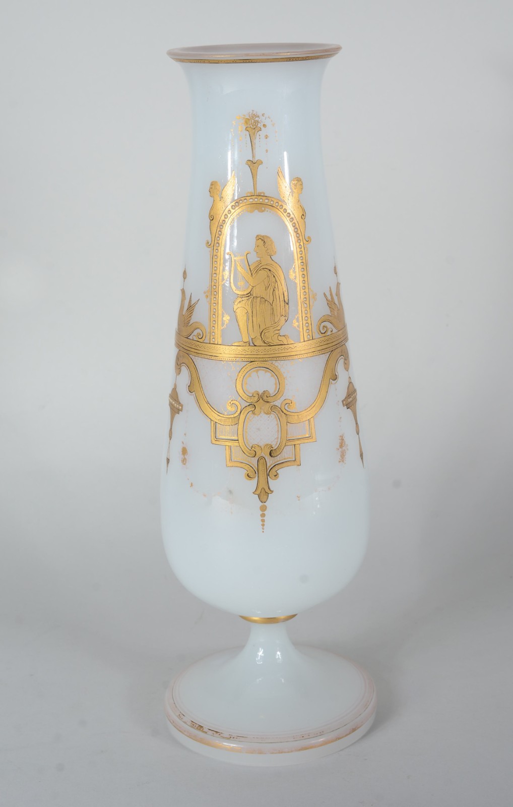 Vaso de opalina branca feitio balaústre decorado com guirlanda... - foto 1 de 7