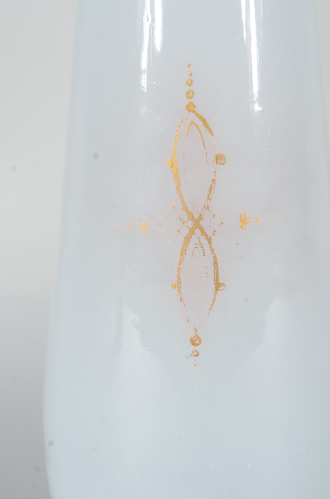 Vaso de opalina branca feitio balaústre decorado com guirlanda... - foto 6 de 7