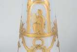 Vaso de opalina branca feitio balaústre decorad... - Vaso de opalina branca feitio balaústre decorado com guirlanda dourada. Desgastes.