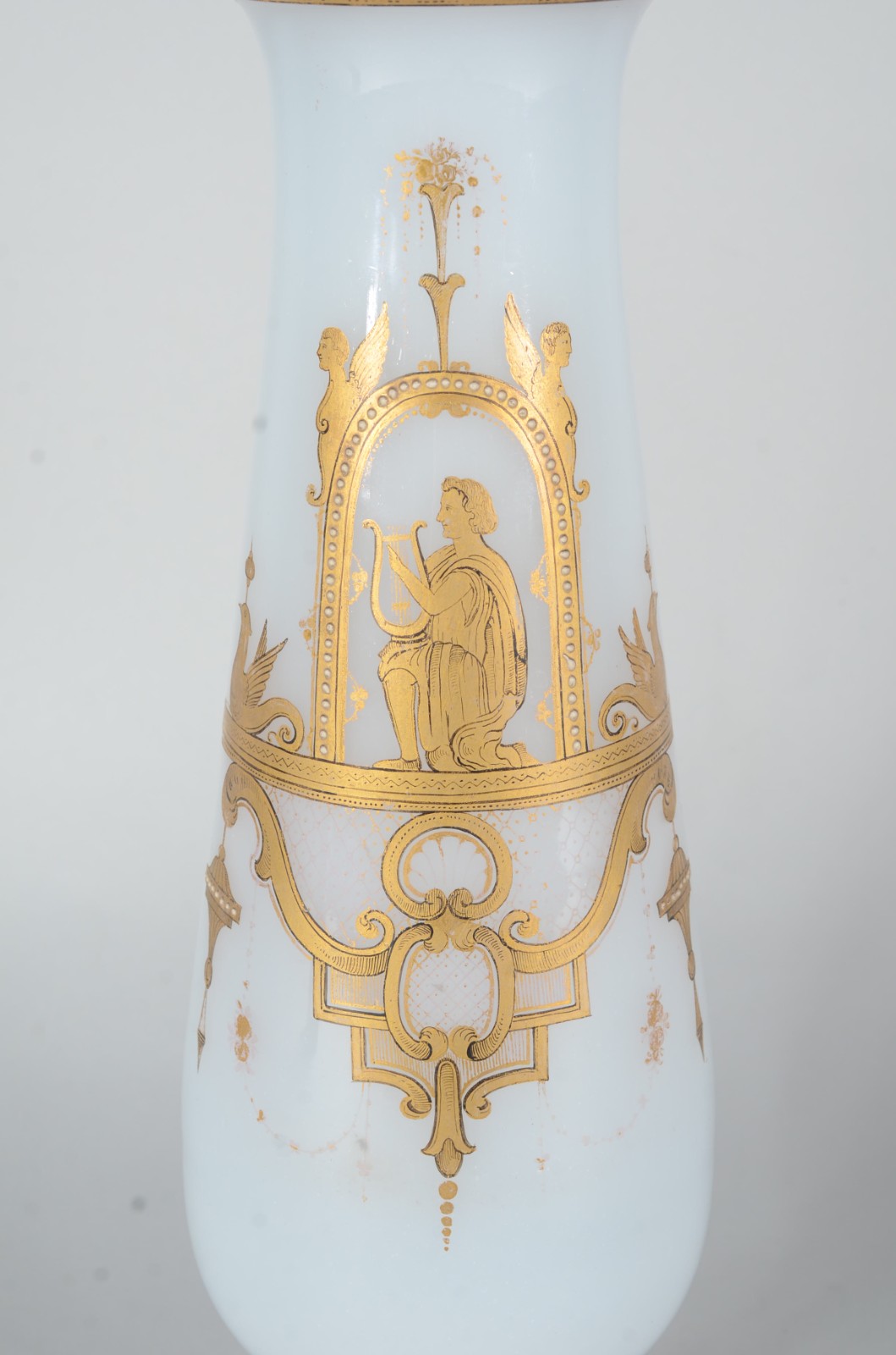 Vaso de opalina branca feitio balaústre decorado com guirlanda... - foto 2 de 7