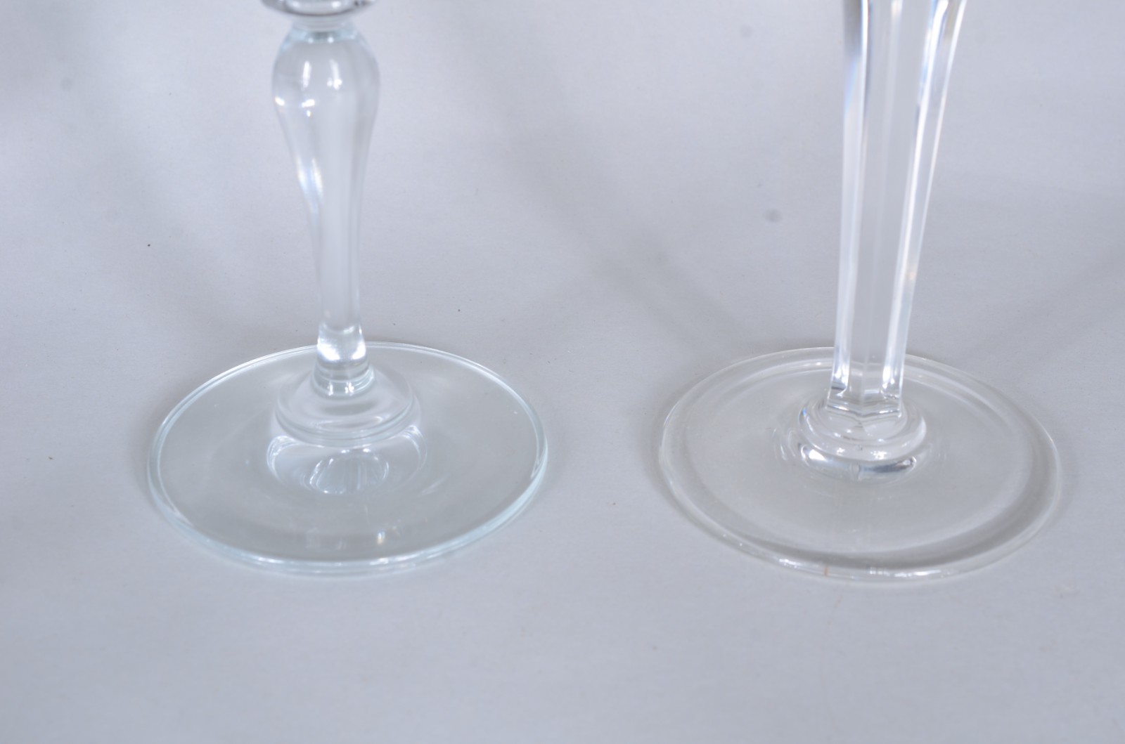 Conjunto com 12 taças de cristal para vinho de pé alto facetado. - foto 4 de 5