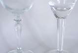 Conjunto com 12 taças de cristal para vinho de ... - Conjunto com 12 taças de cristal para vinho de pé alto facetado.