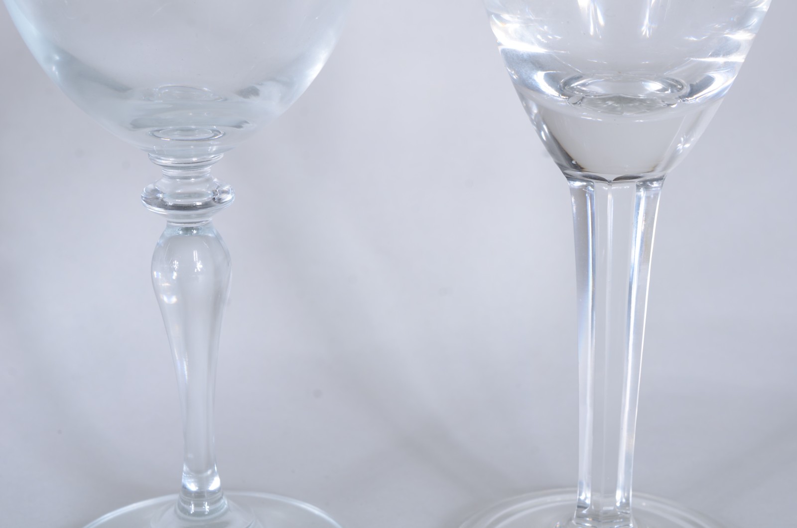 Conjunto com 12 taças de cristal para vinho de pé alto facetado. - foto 3 de 5