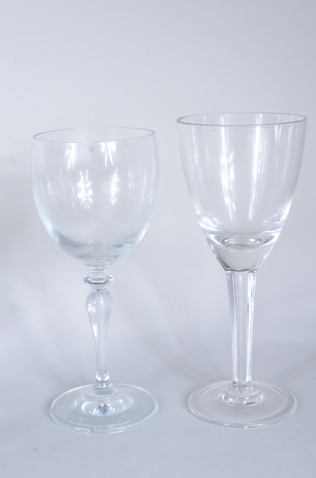 Conjunto com 12 taças de cristal para vinho de pé alto facetado. - foto 2 de 5