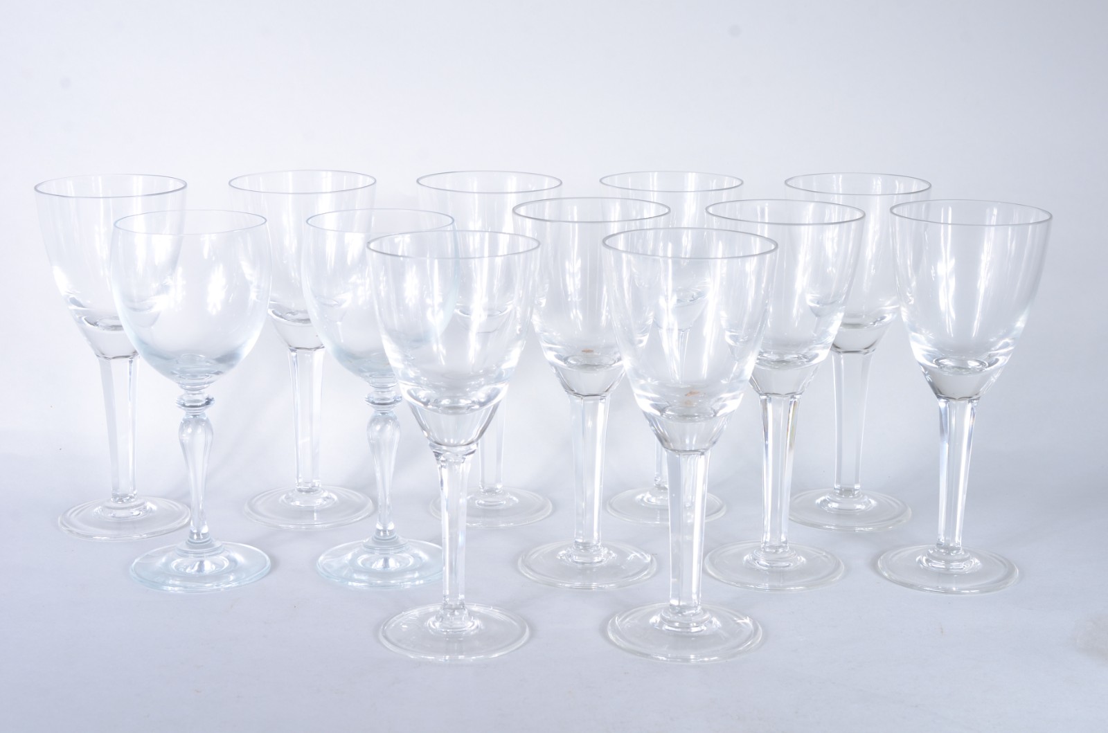 Conjunto com 12 taças de cristal para vinho de pé alto facetado. - foto 1 de 5