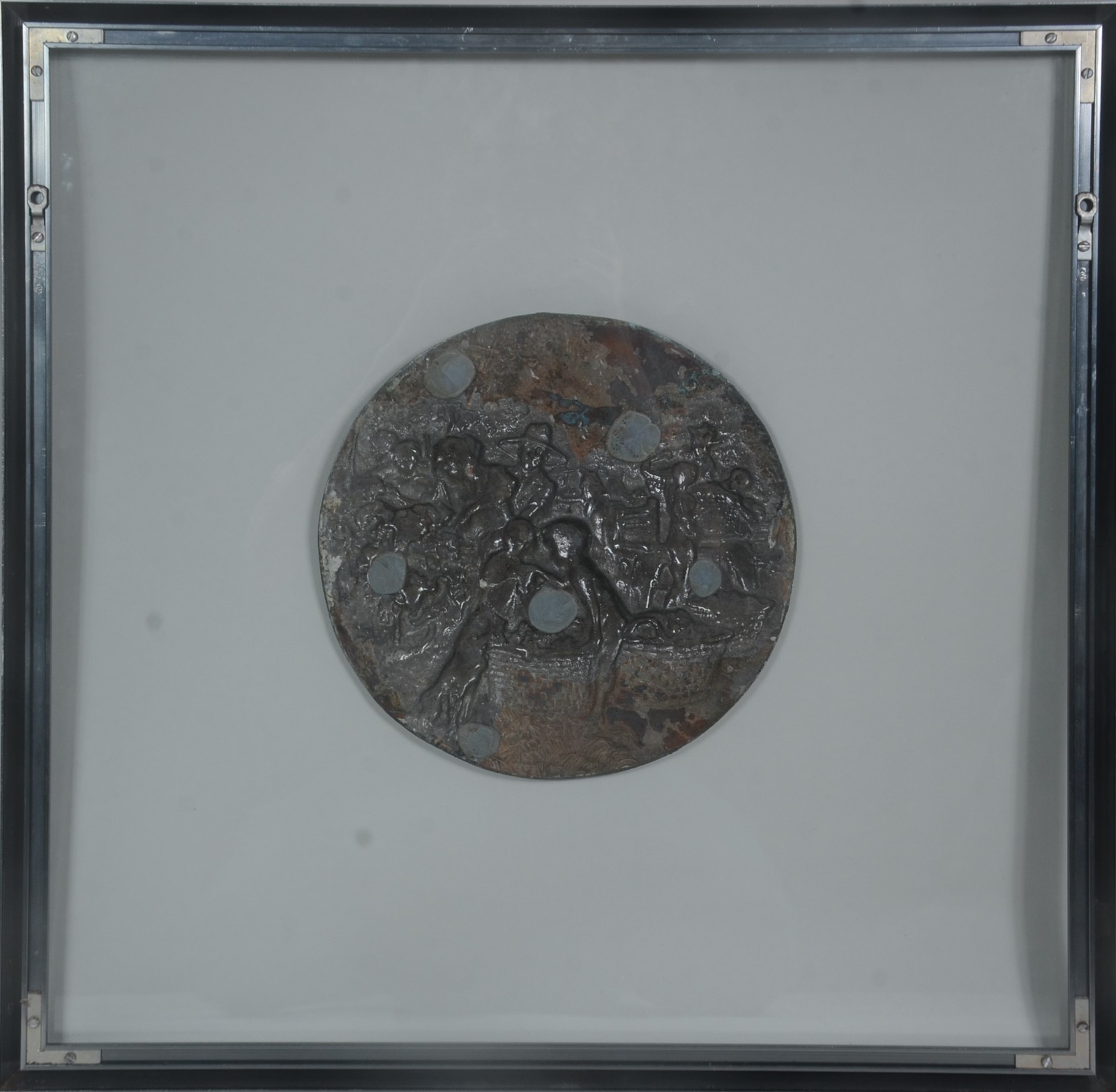 Placa de metal com figuras de camponeses em relevo. Com desgastes. - foto 4 de 6