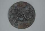 Placa de metal com figuras de camponeses em rel... - Placa de metal com figuras de camponeses em relevo. Com desgastes.