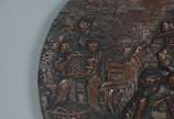 Placa de metal com figuras de camponeses em rel... - Placa de metal com figuras de camponeses em relevo. Com desgastes.