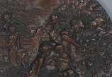 Placa de metal com figuras de camponeses em rel... - Placa de metal com figuras de camponeses em relevo. Com desgastes.