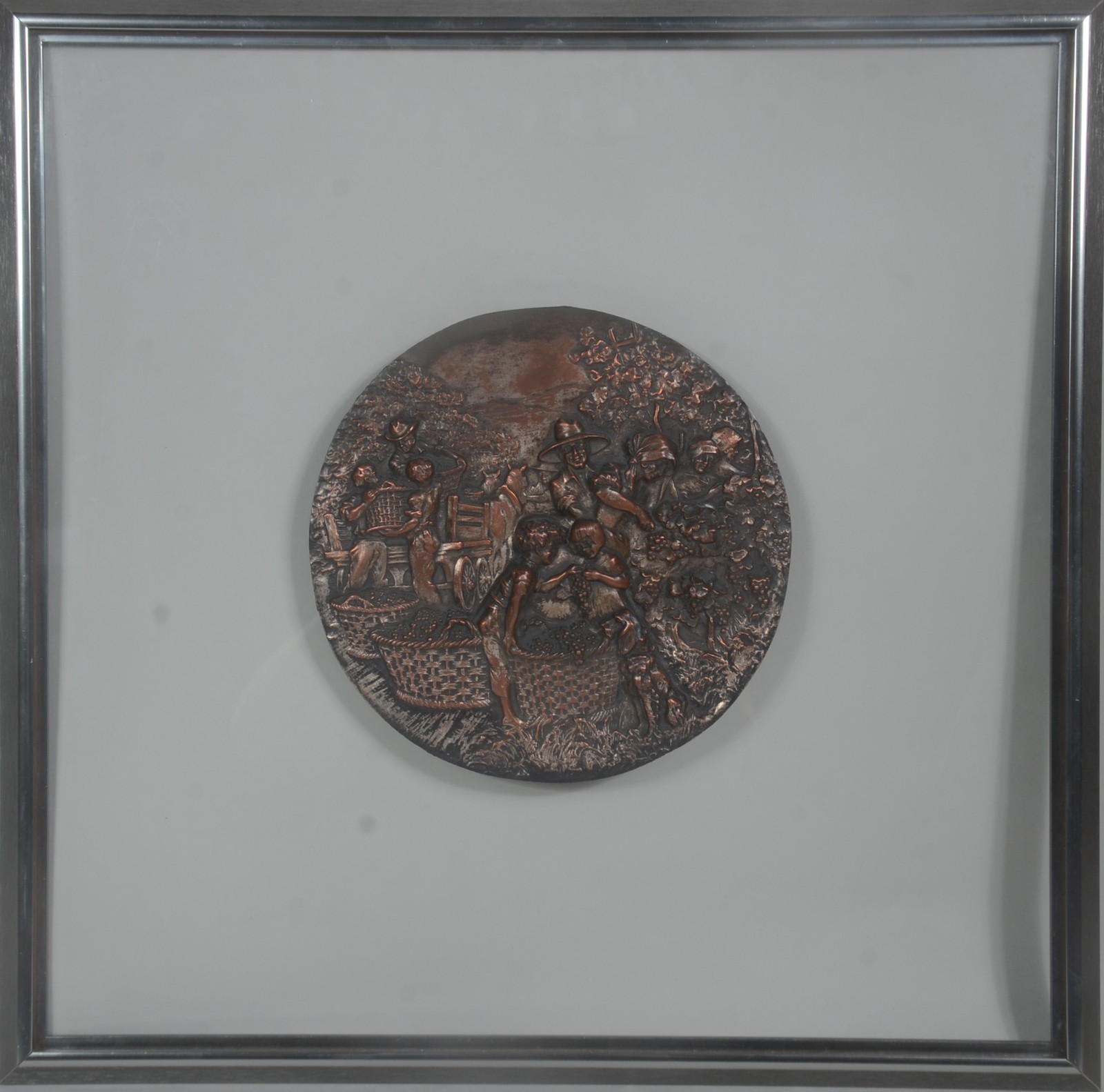 Placa de metal com figuras de camponeses em relevo. Com desgastes. - foto 2 de 6