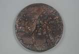 Placa de metal com figuras de camponeses em rel... - Placa de metal com figuras de camponeses em relevo. Com desgastes.
