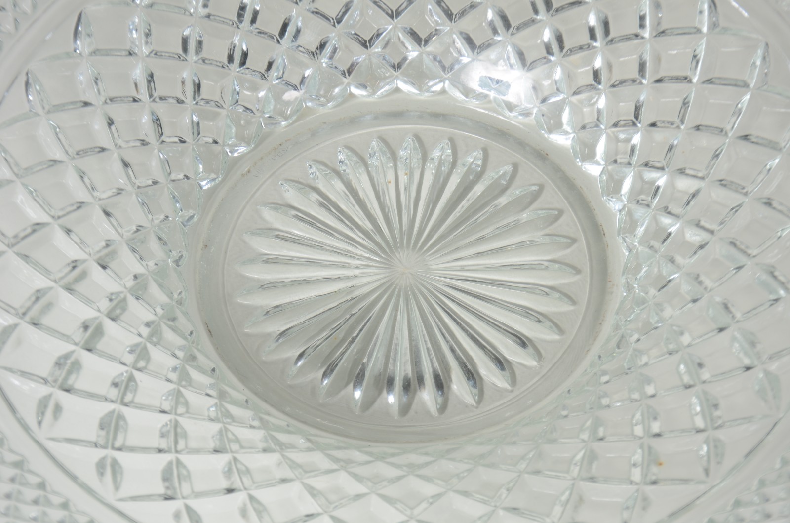 Três peças diversas de vidro e cristal, sendo: fruteira, porta... - foto 3 de 10