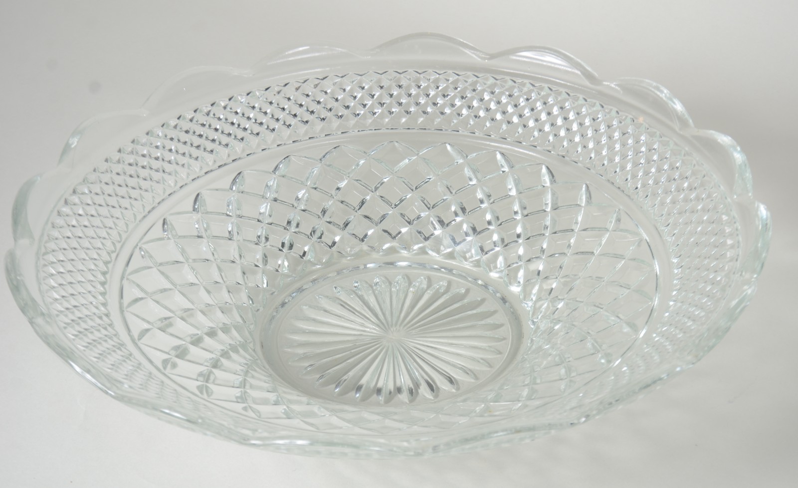 Três peças diversas de vidro e cristal, sendo: fruteira, porta... - foto 2 de 10