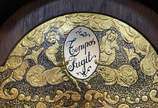Relógio alemão de coluna "Tempos Fugit" com cai... - Relógio alemão de coluna "Tempos Fugit" com caixa de madeira trabalhada. Funcionando.