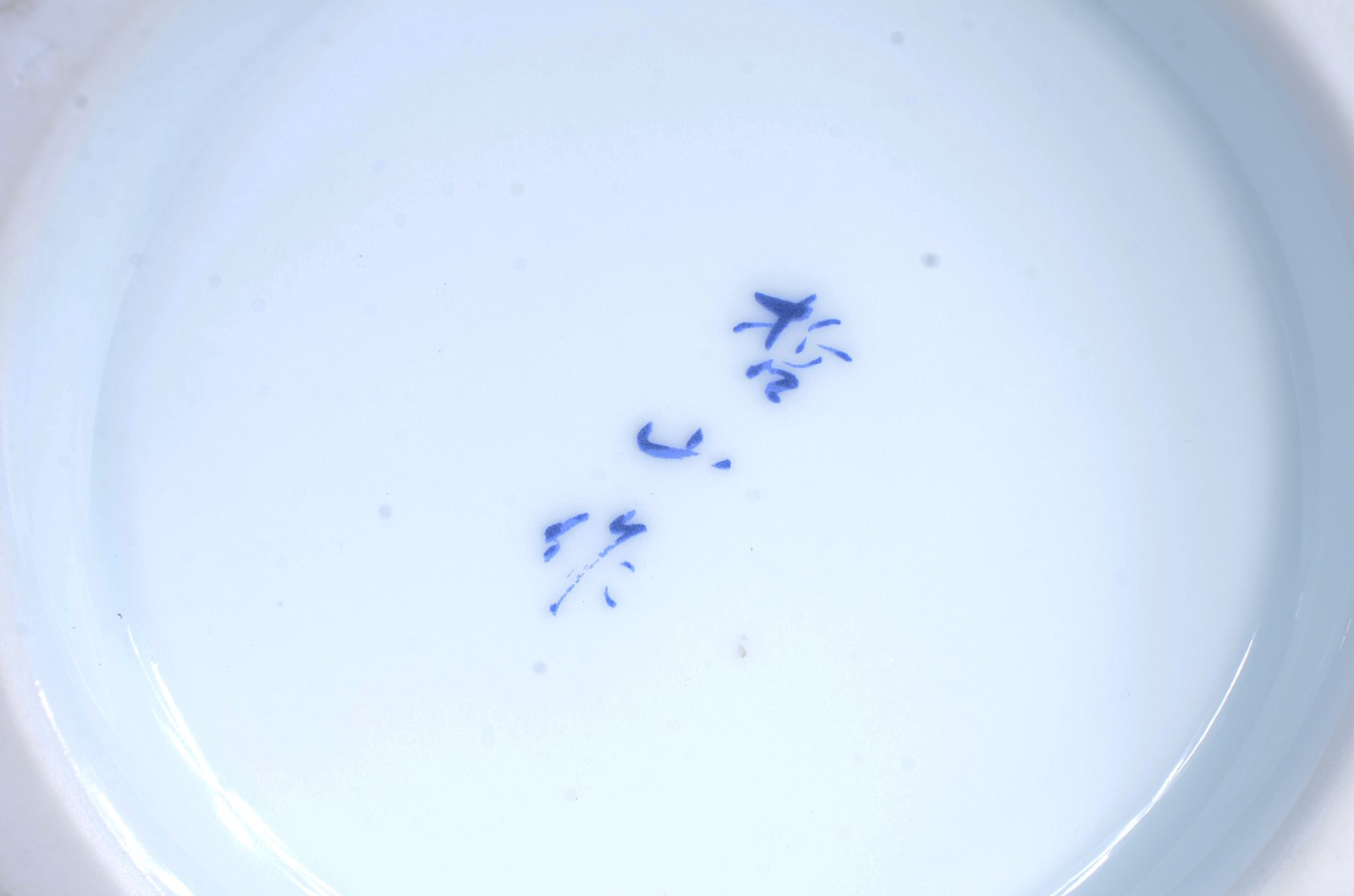 Potiche de porcelana oriental, fundo branco decorado com flores em... - foto 7 de 7