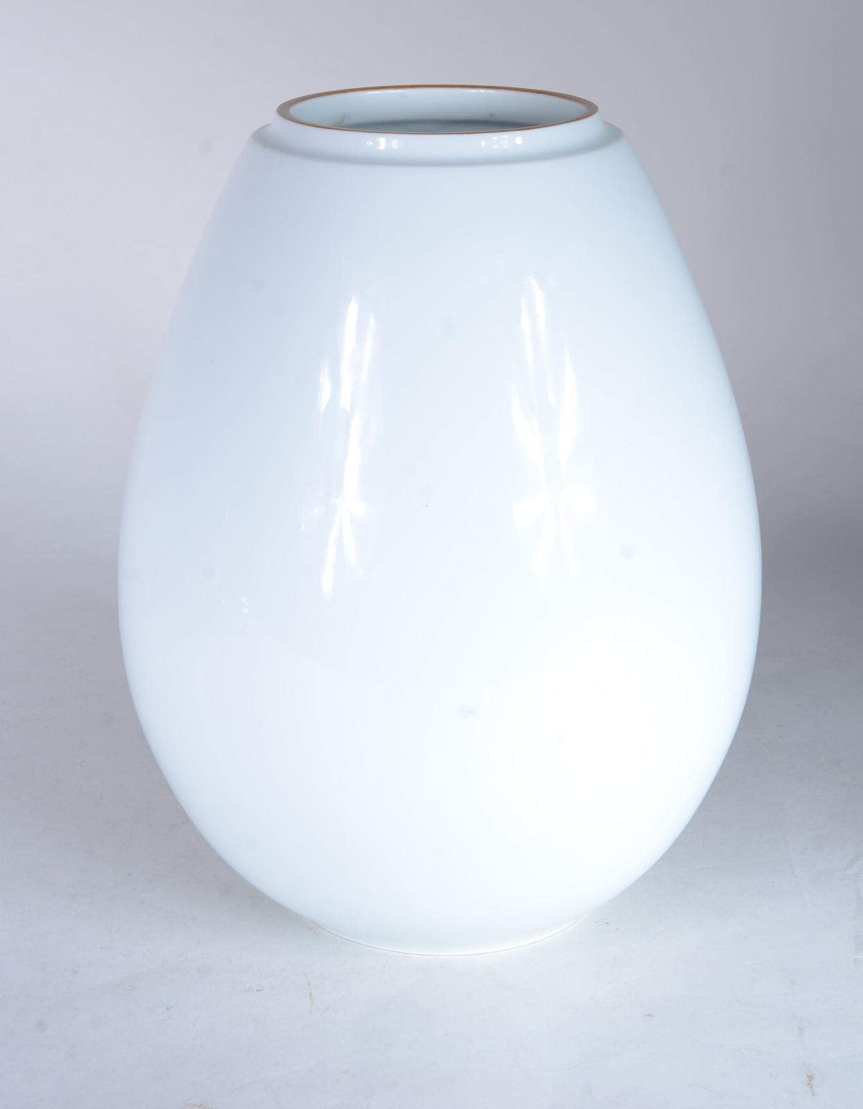 Potiche de porcelana oriental, fundo branco decorado com flores em... - foto 5 de 7