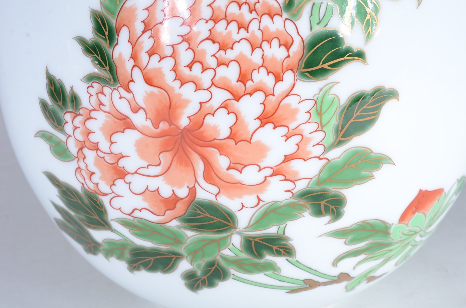 Potiche de porcelana oriental, fundo branco decorado com flores em... - foto 4 de 7