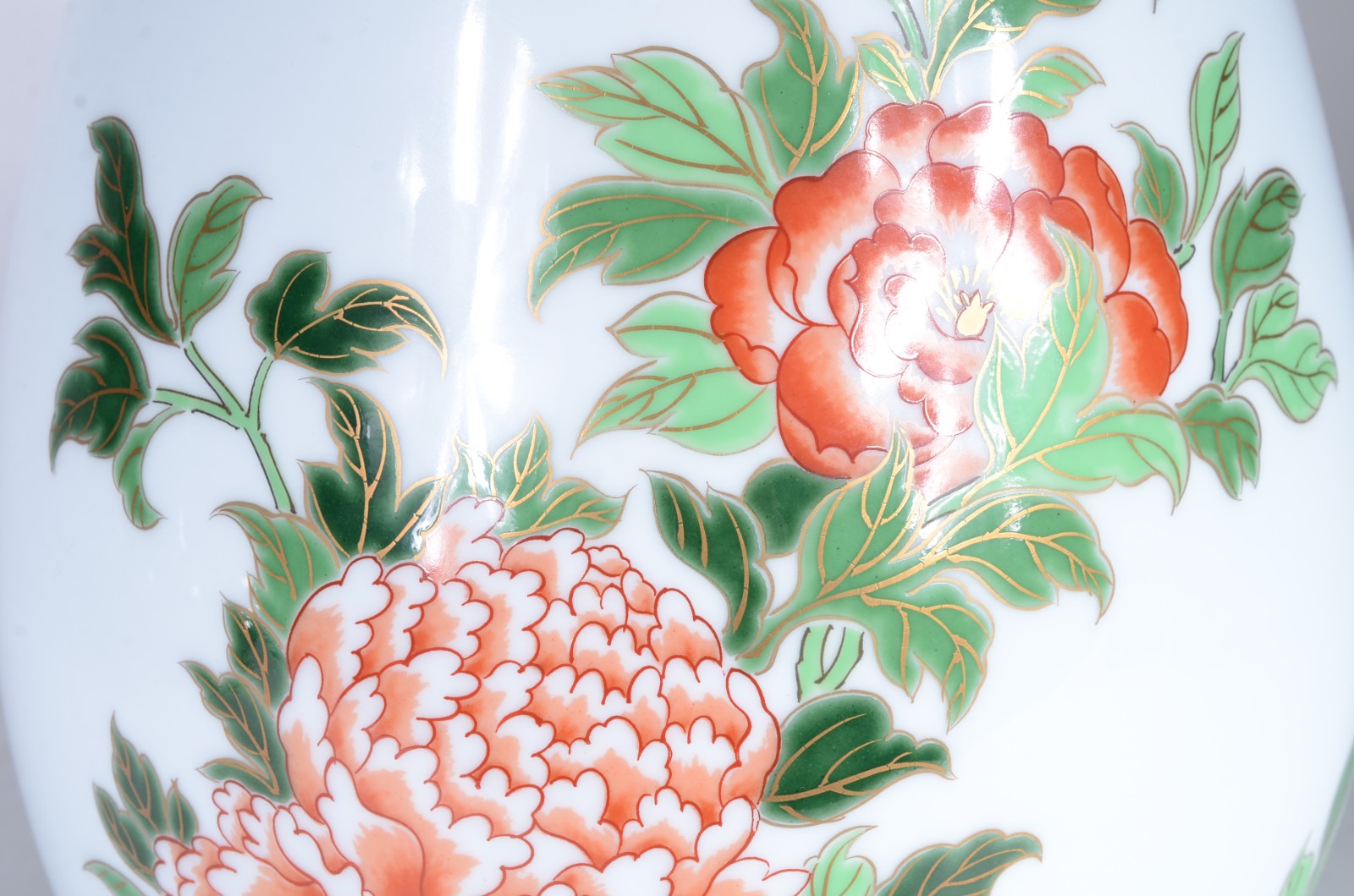 Potiche de porcelana oriental, fundo branco decorado com flores em... - foto 2 de 7