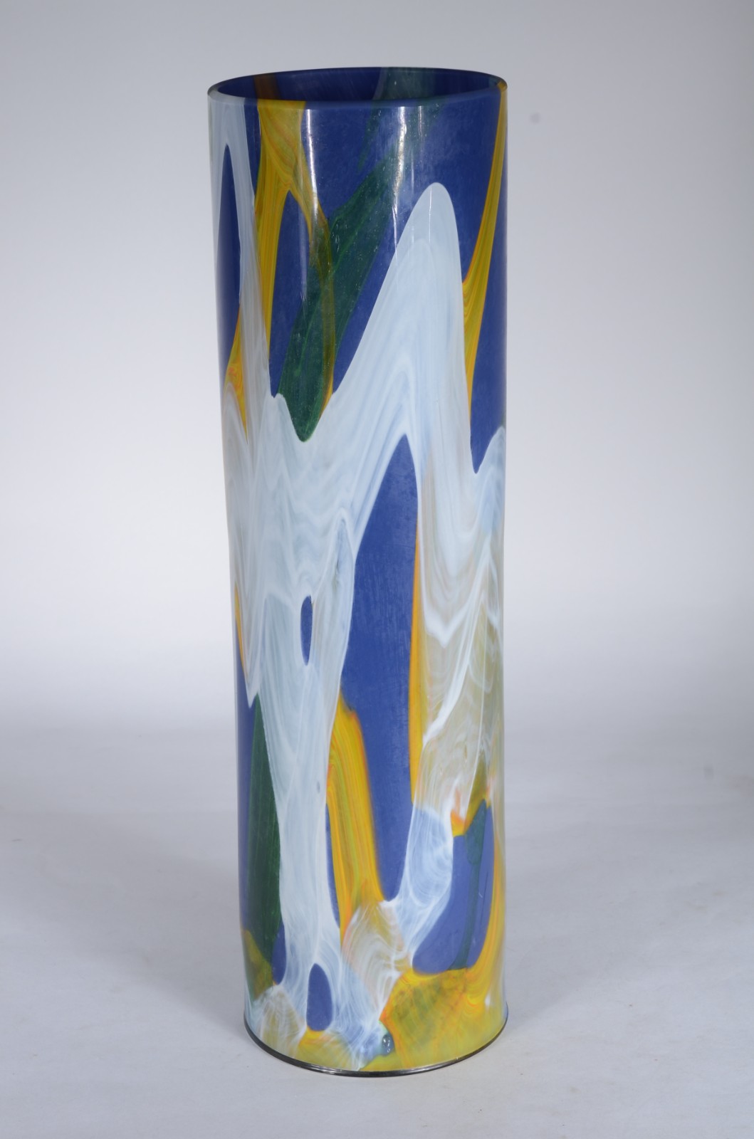 Vaso de vidro decorativo com mesclas em tons de azul, amarelo, branco... - foto 1 de 4