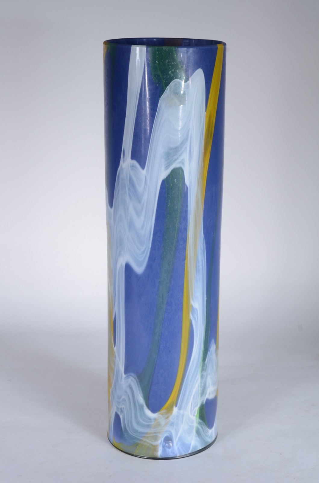 Vaso de vidro decorativo com mesclas em tons de azul, amarelo, branco... - foto 2 de 4