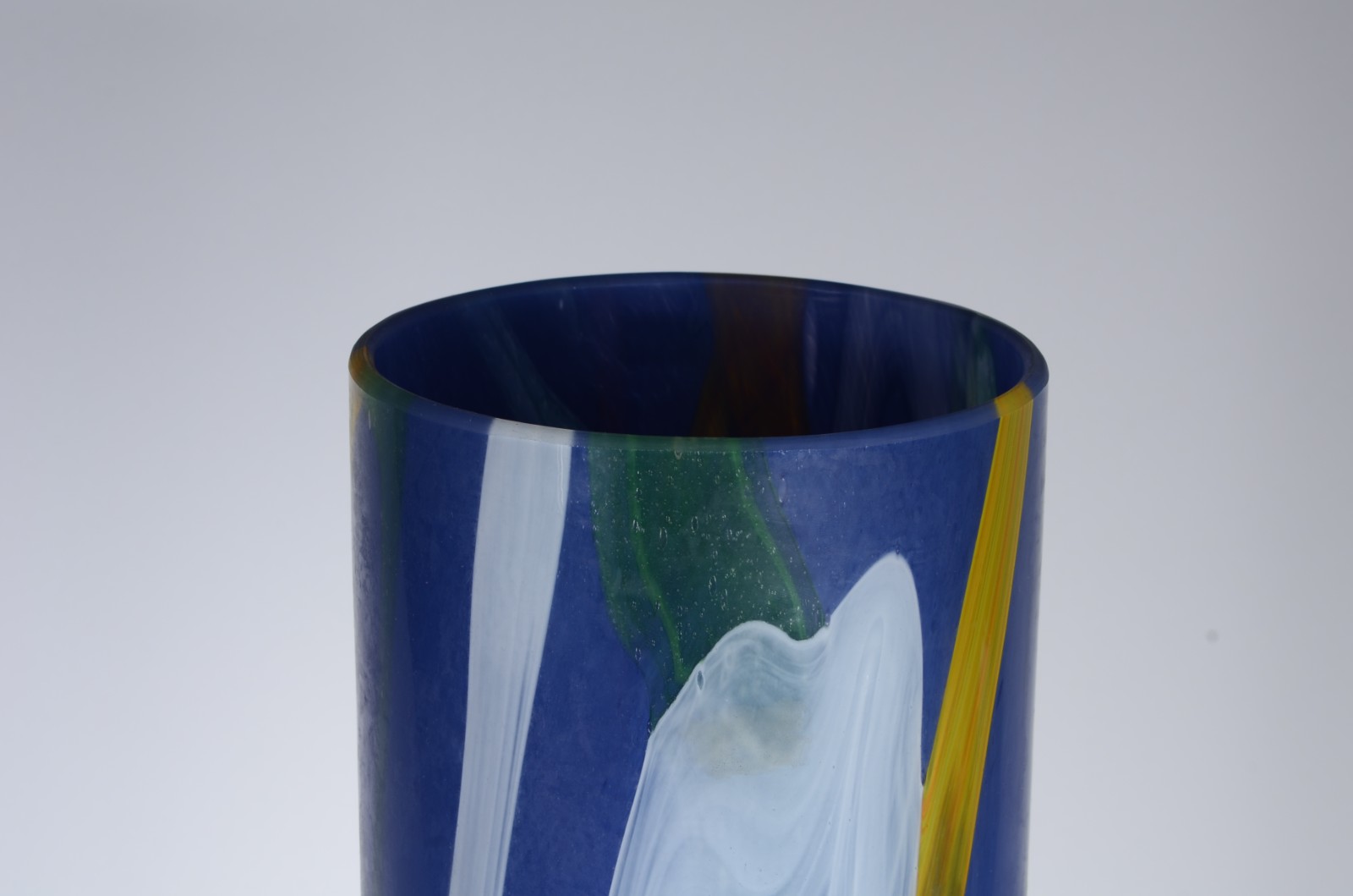 Vaso de vidro decorativo com mesclas em tons de azul, amarelo, branco... - foto 3 de 4