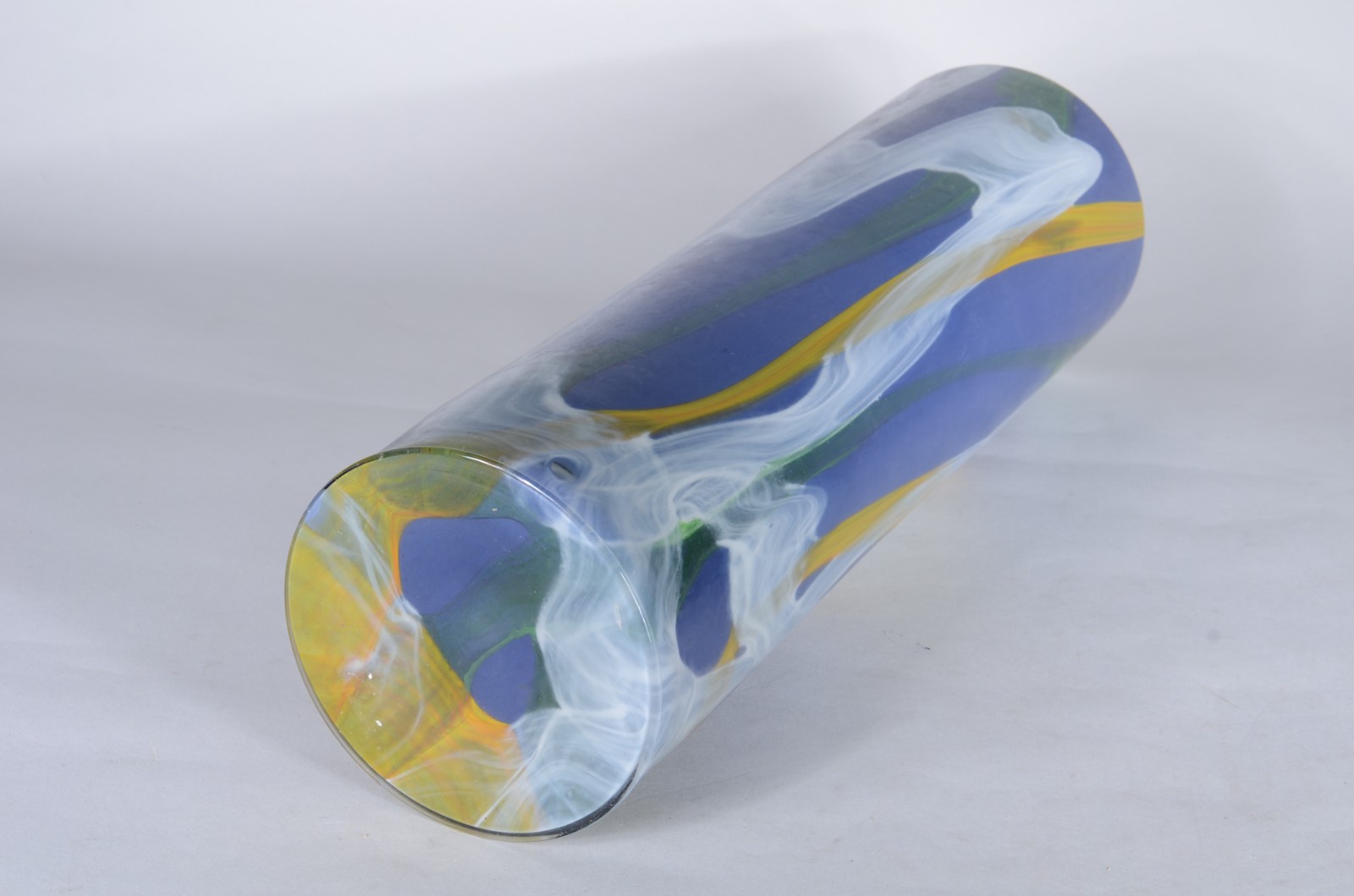 Vaso de vidro decorativo com mesclas em tons de azul, amarelo, branco... - foto 4 de 4
