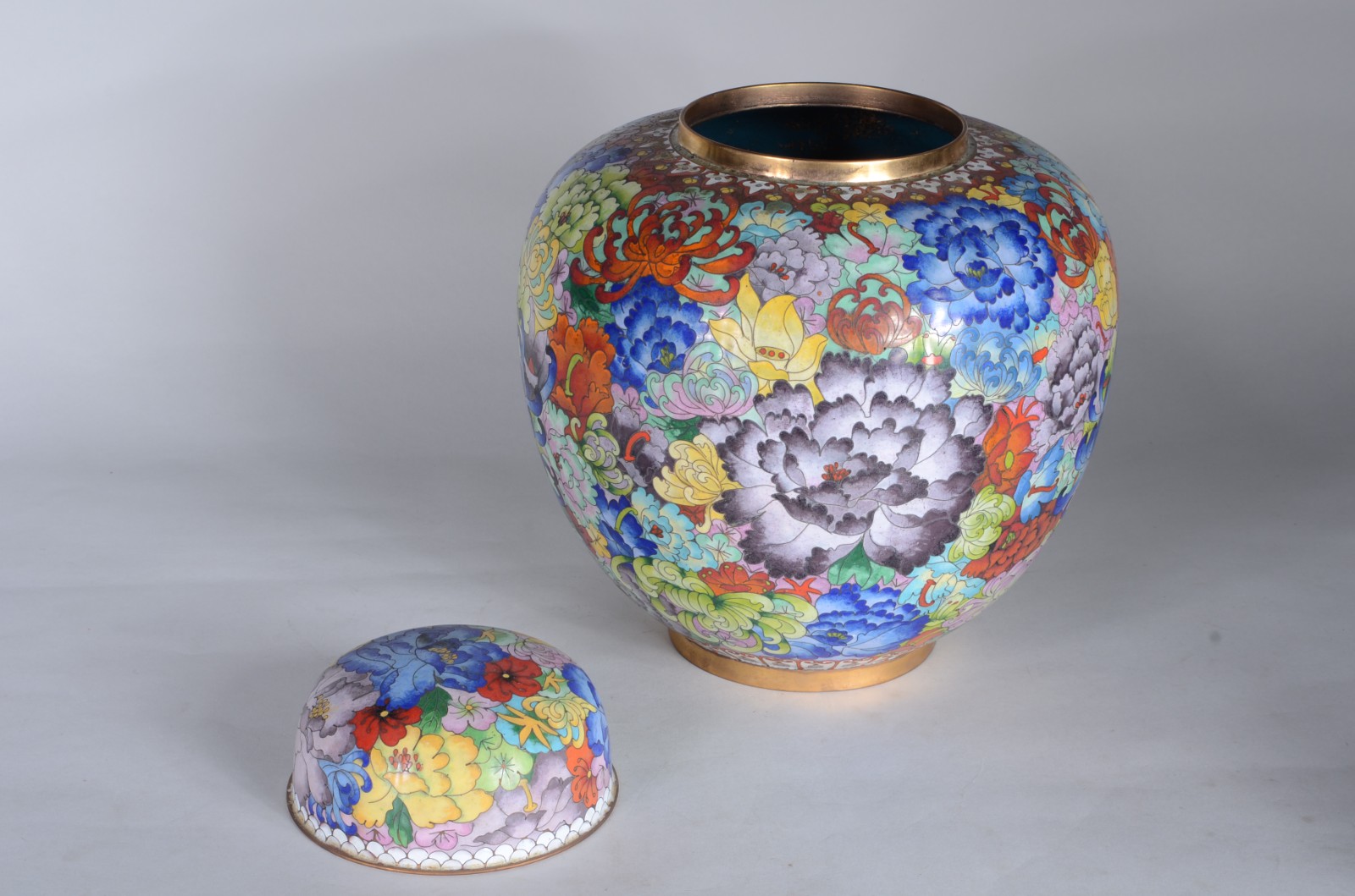 Potiche de cloisoné decorado com flores em policromia. - foto 2 de 5