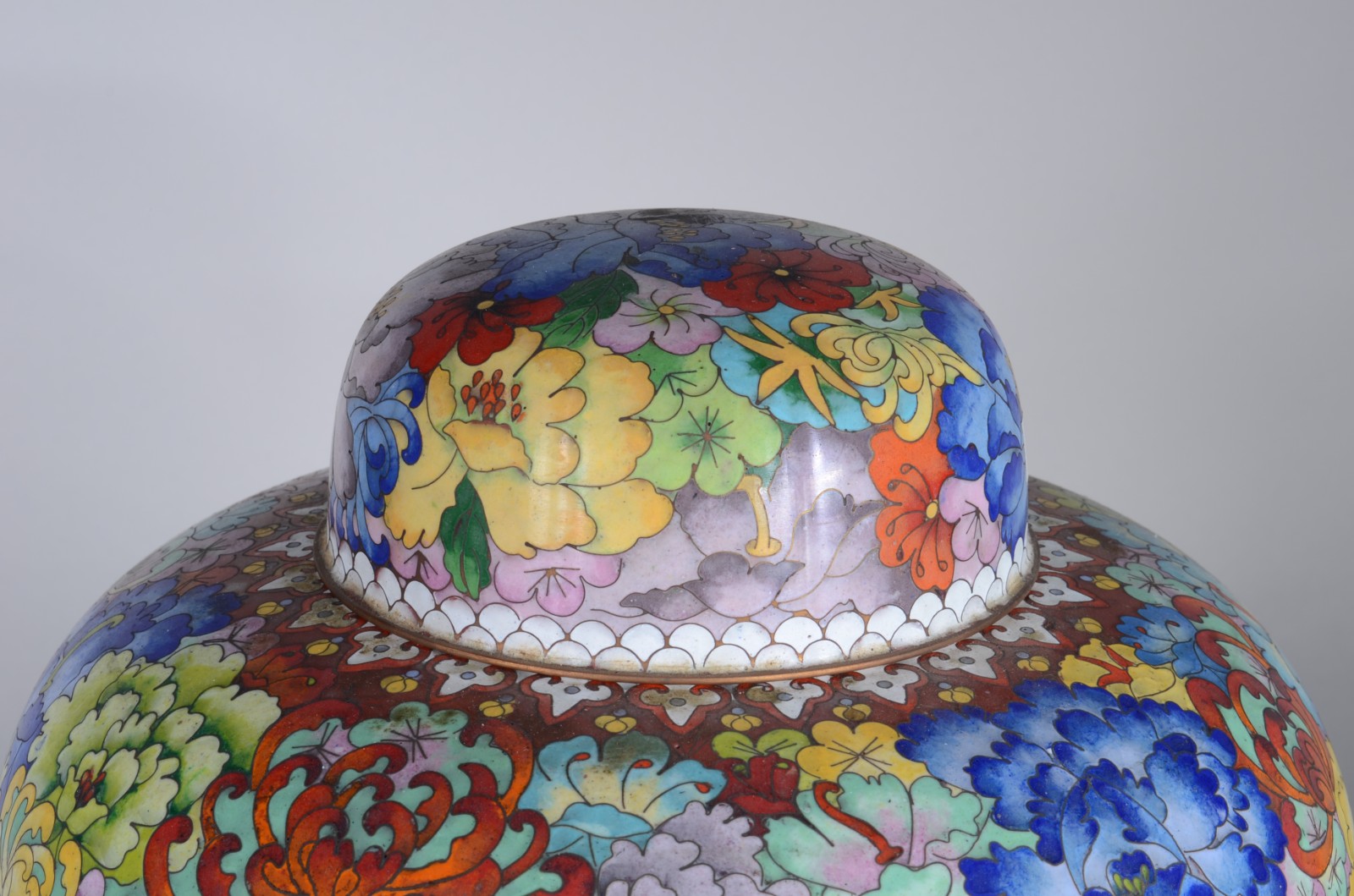 Potiche de cloisoné decorado com flores em policromia. - foto 3 de 5